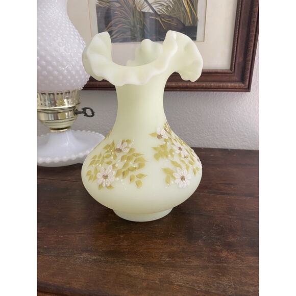 Vintage Fenton Hand Painted Daisies UV Vaseline Custard Ruffled Edge Vase SIGNED - Picture 1 of 6